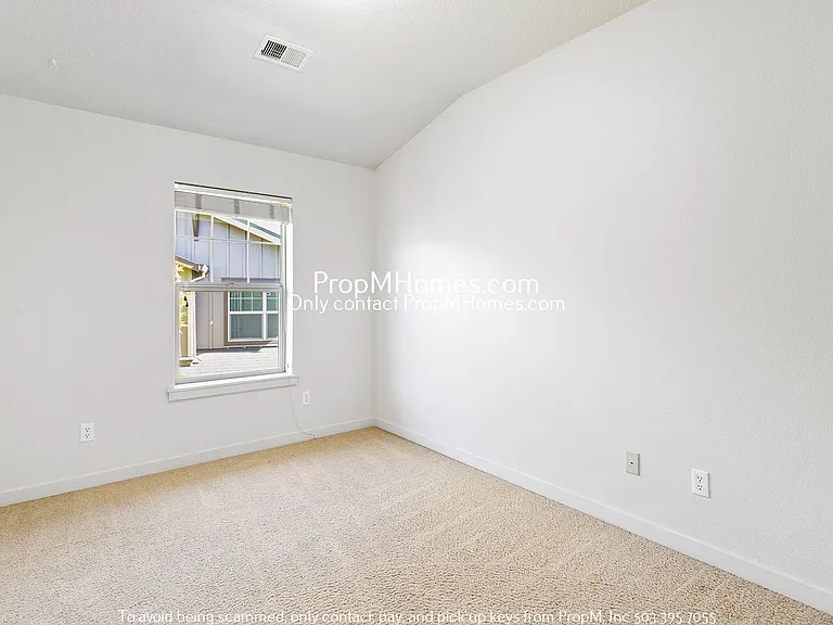 610 NE Garswood Ln — Photo 16
