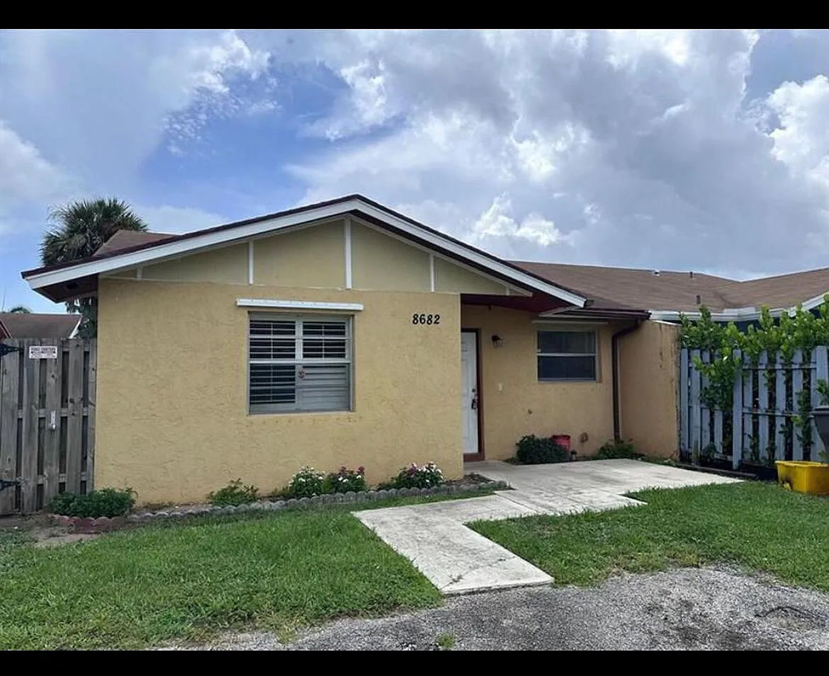3 bed, 2.0 bath, 1300 sqft, $2,600 — Photo 1