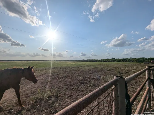 1302 County Road 543, Hondo, TX 78861
