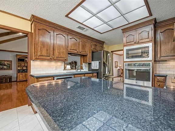 4th image of 701 Poage Dr
