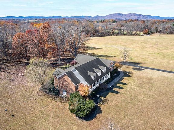 5th image of 1422 Hidden Oaks Ln