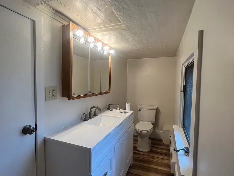 205 E Berry St — Photo 11
