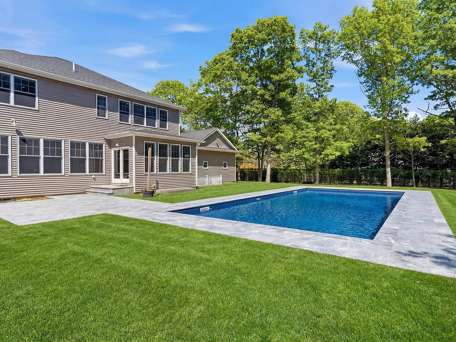 Modern Transitional Retreat — Photo 4