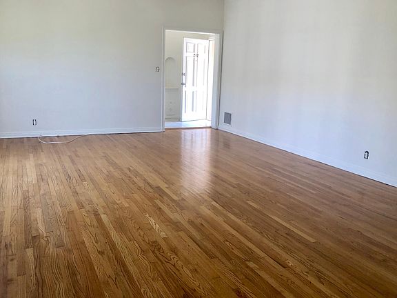 4th image of 132 S Spalding Dr #212
