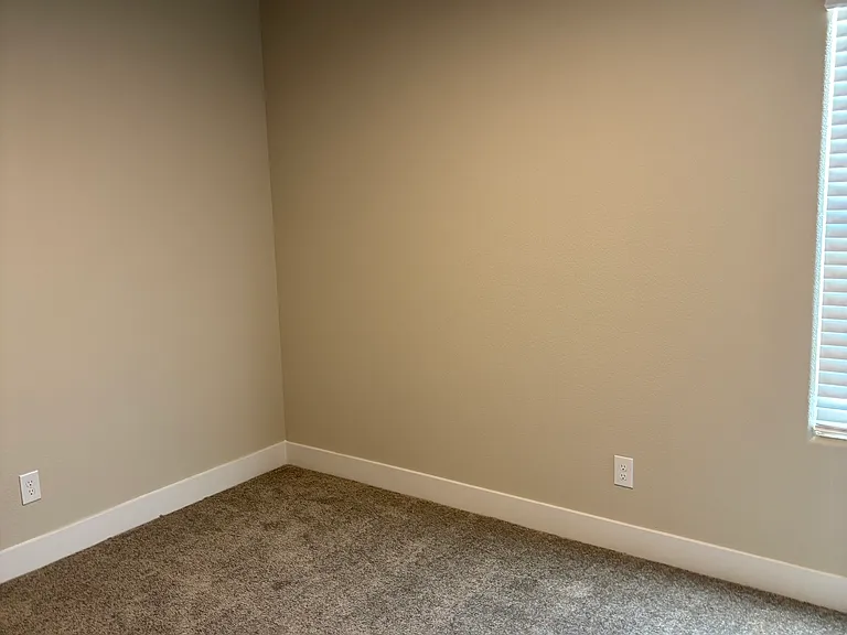 3644 Queen Ct NE — Photo 17
