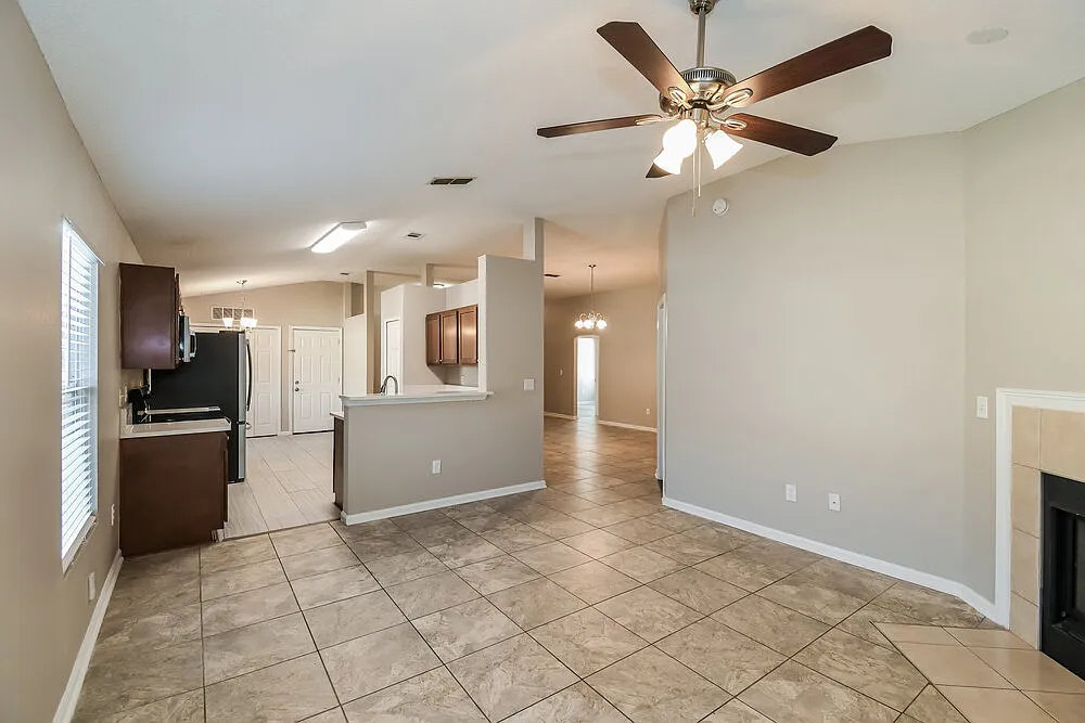 4 bed, 2.0 bath, 1774 sqft, $2,165 — Photo 4