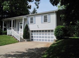 1922 University Dr, Charleston, IL