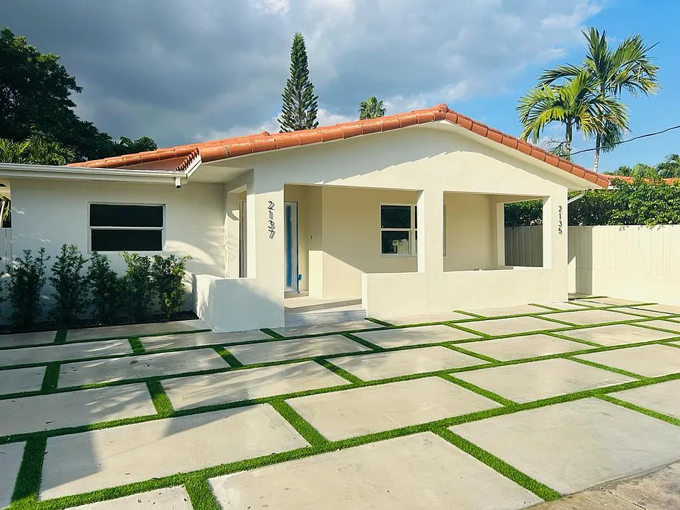 2137 SW 25th St