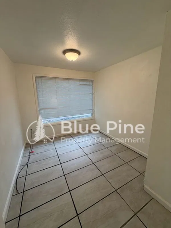 2 bed, 1.0 bath, 725 sqft, $750 — Photo 4