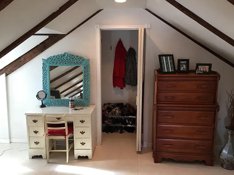 Over Sized Bed Room With Sitting Area