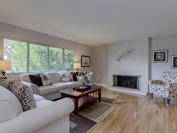 3rd image of 1638 Benton Ct
