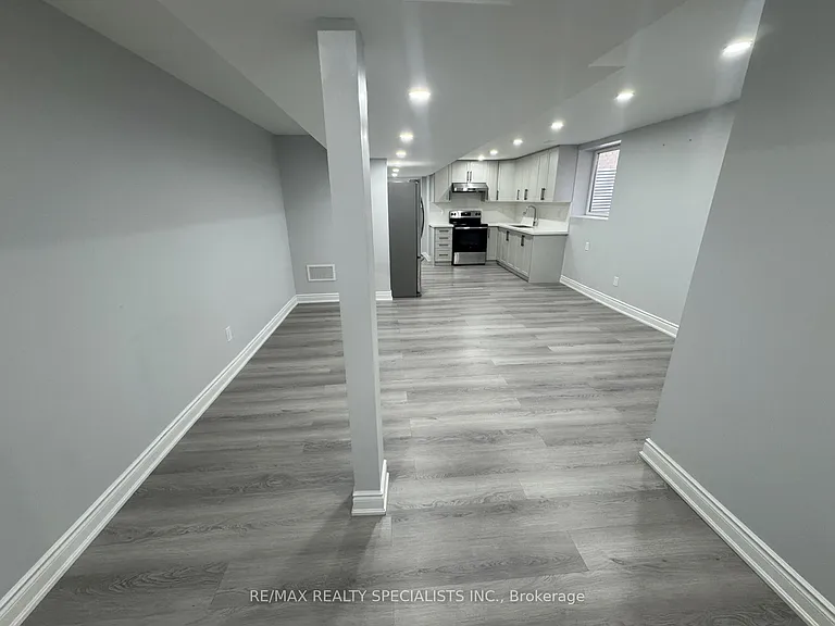 33 Bluffwood Cres — Photo 7