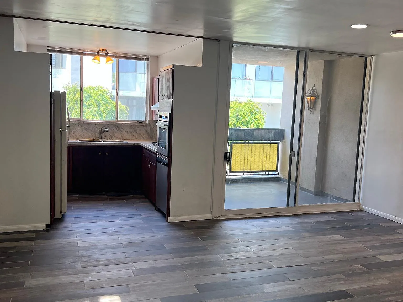 660 N Doheny Dr — Photo 3