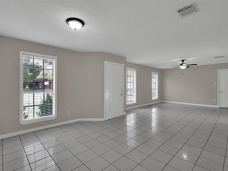 1018 Surrey Ct — Photo 9