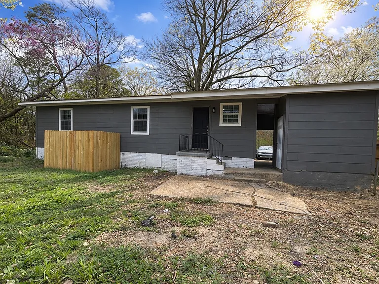 Woodside Dr — Photo 2