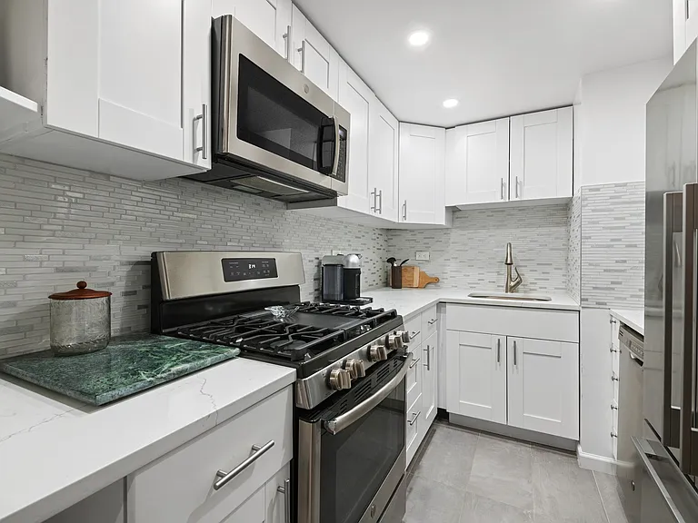 330 E 38th St #38M — Photo 6