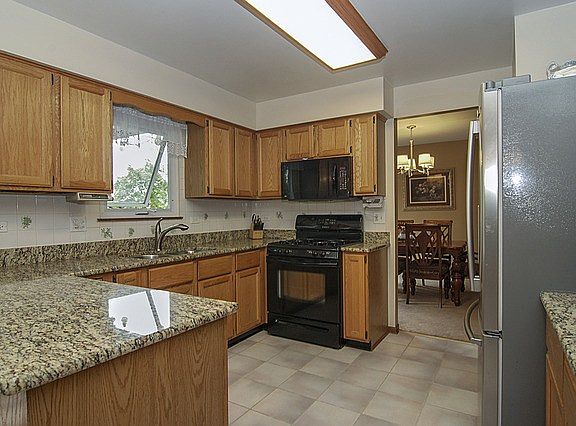 5th image of 63 Westmoor Ct