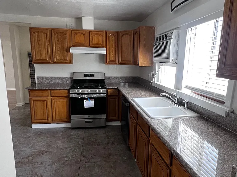 1501 S Garfield Ave — Photo 2
