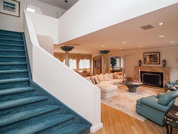 3rd image of 11 Far Brook Dr