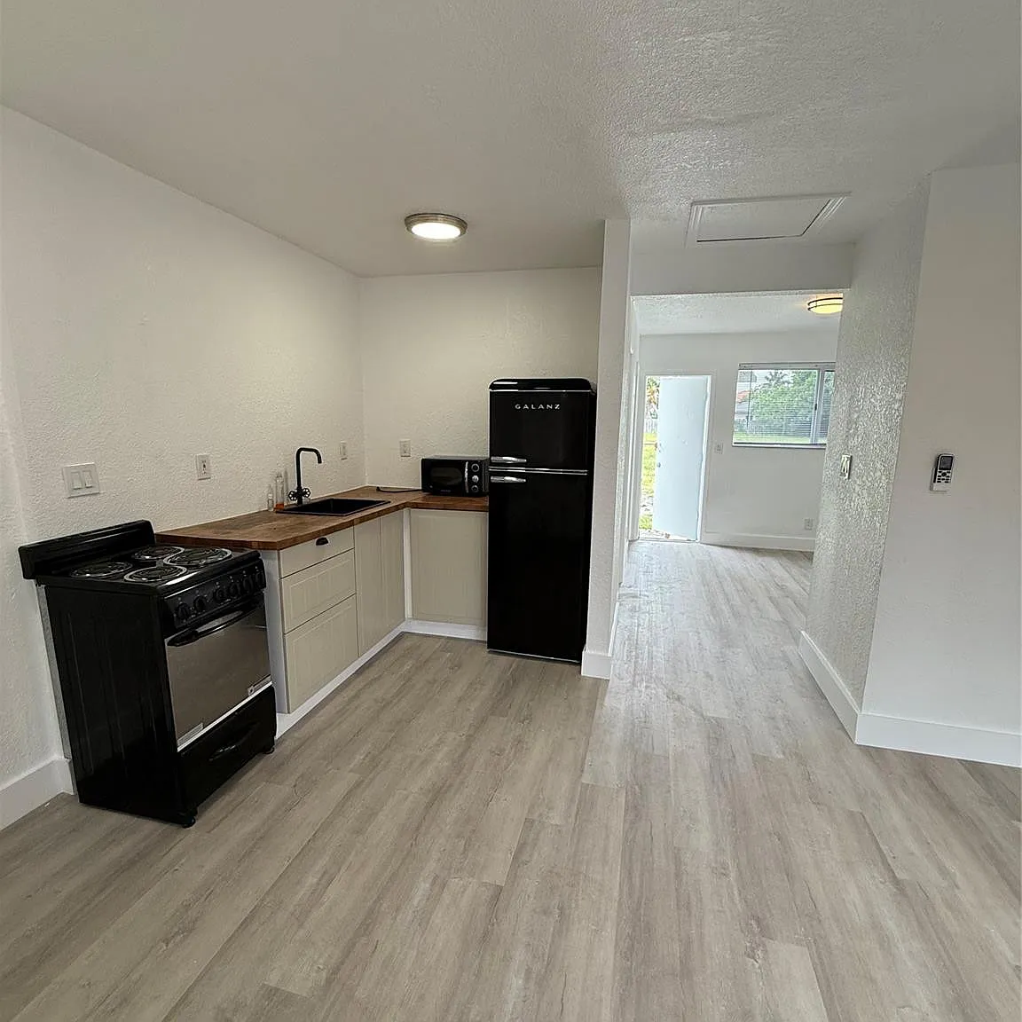 1 bed, 1.0 bath, 420 sqft, $1,400 — Photo 1