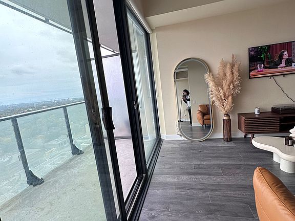 4th image of 185 Roehampton Ave #2607