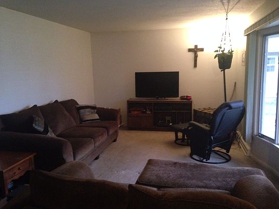 4th image of 842 8th Avenue West