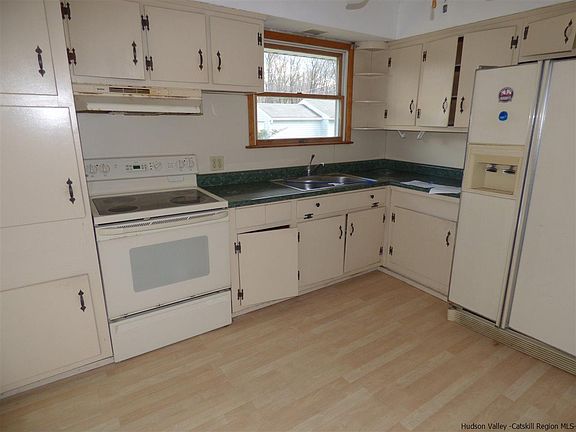 4th image of 11 Garden Cir