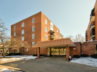 450 W Downer Pl APT 2B, Aurora, IL 60506