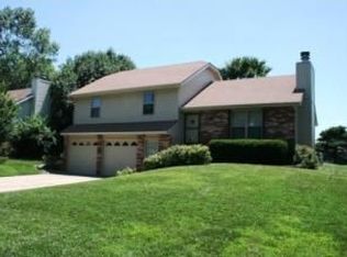 10409 NW 57th St, Parkville, MO 64152