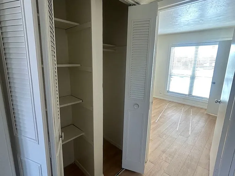 Oak Park Apartments — Photo 33