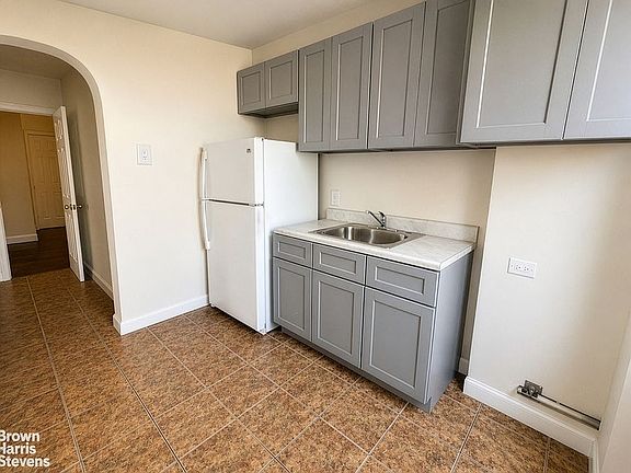 4th image of 950 Rogers Ave