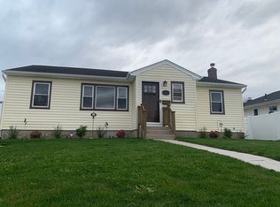 31 Riviera Pkwy, Lindenhurst, NY 11757
