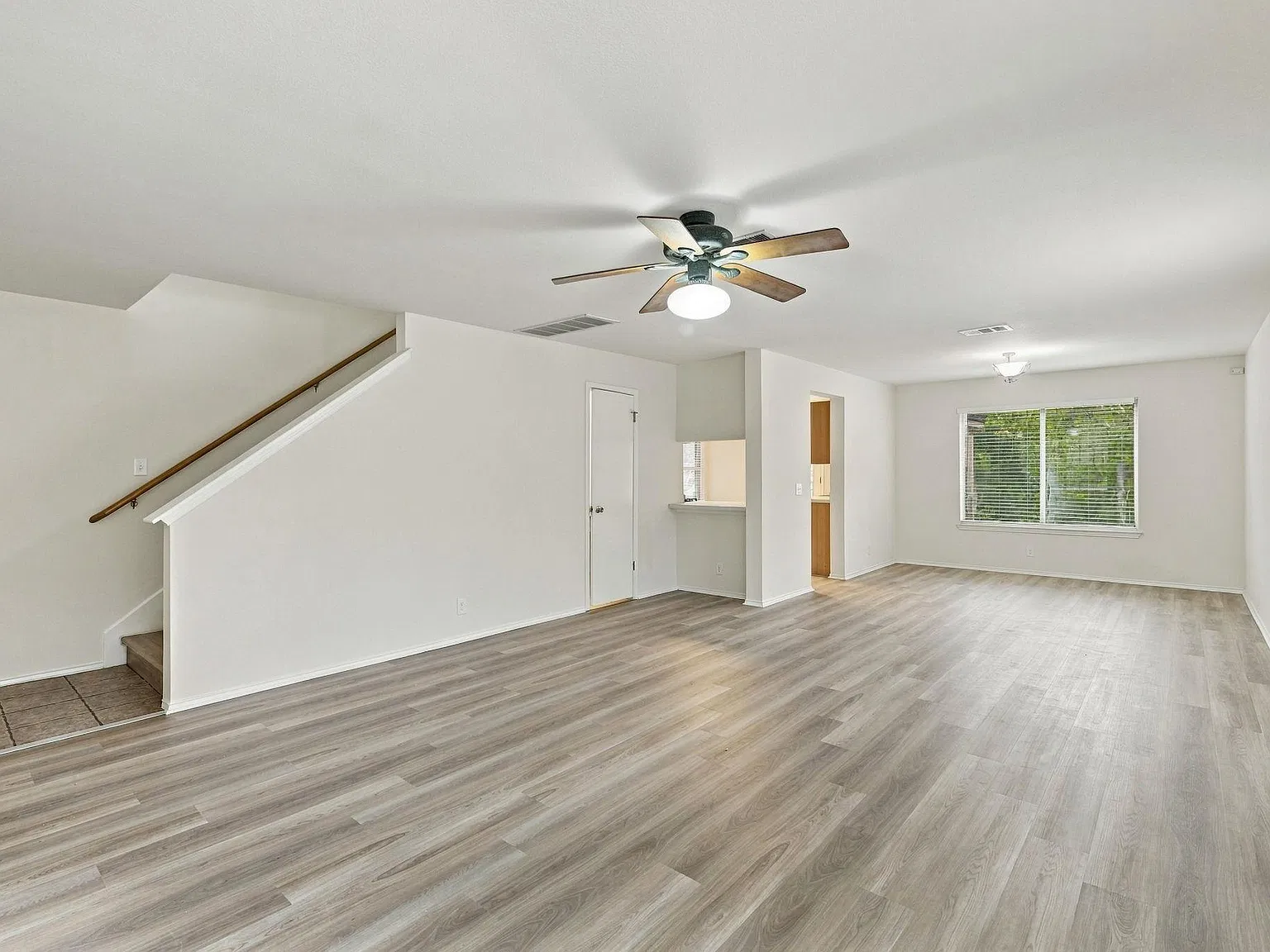 3 bed, 2.5 bath, 2222 sqft, $2,150 — Photo 2