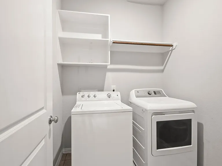 702 S Galley Dr — Photo 15
