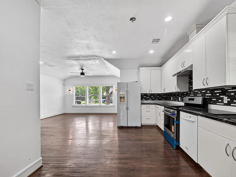 7030 Sidney St — Photo 13