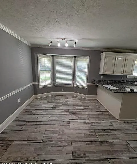 1042 N Azalea Dr — Photo 7