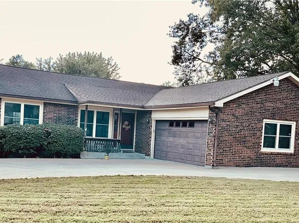 120 Ferncliff St, Lansing, KS 66043