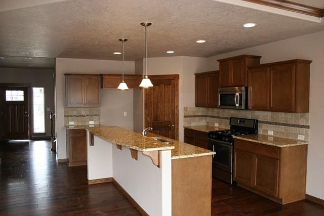 2nd image of 1821 S Shamrock Dr