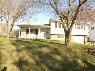 3931 Lexington Ct, Bettendorf, IA 52722