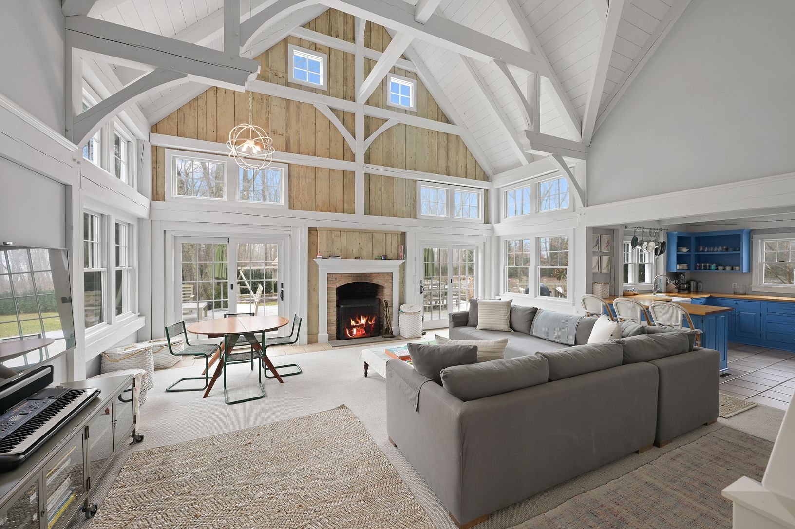  High ceilings and lots of light