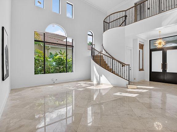 4th image of 17921 Villa Club Way