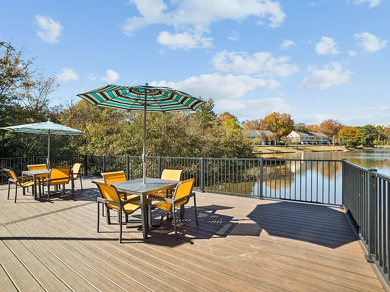 Lakecrest — Photo 32