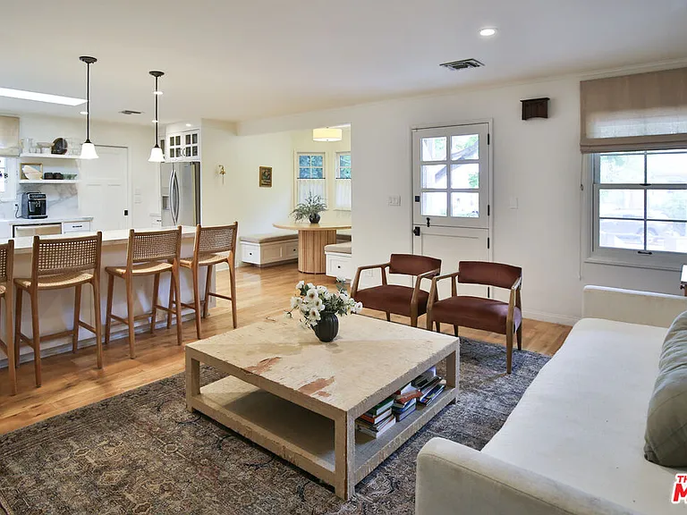 2330 Walnut Ave — Photo 3