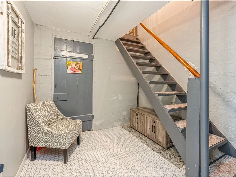 102 E Broadway St — Photo 26