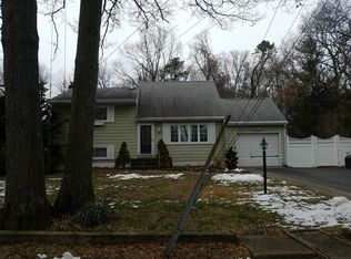 137 Pauline St, Holbrook, NY 11741