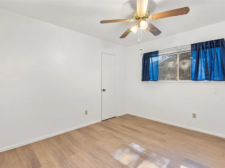 8903 Roos Rd — Photo 20