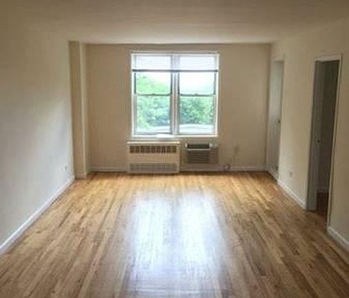 3rd image of 24530 Grand Central Pkwy APT 7D
