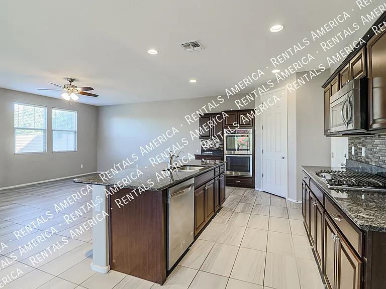 2930 E Detroit St — Photo 11