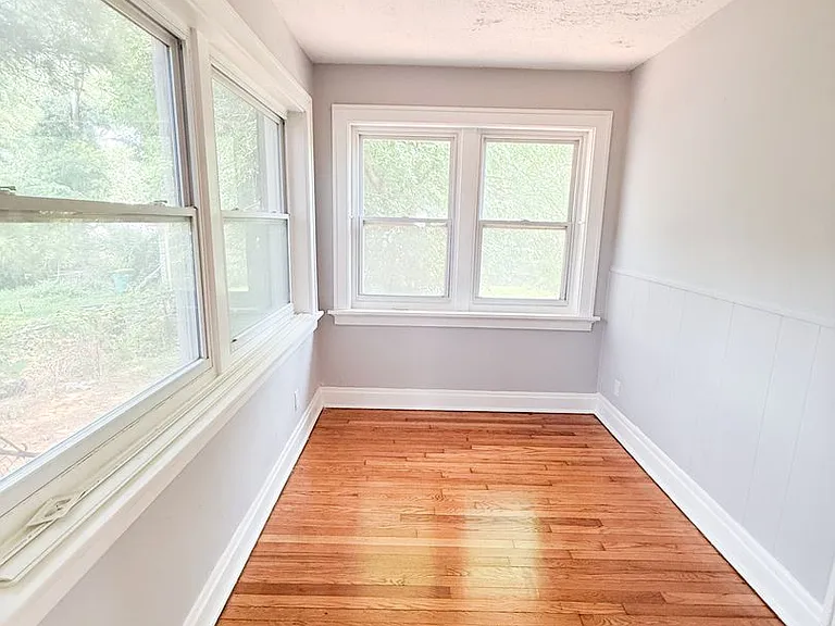 2555 Hord Ave — Photo 3