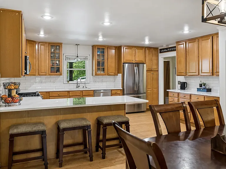 225 London Ln — Photo 2